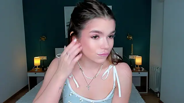 Snapshot of HollisHearl chatting on 03.23.26 HollisHearl online show from 03.23.26