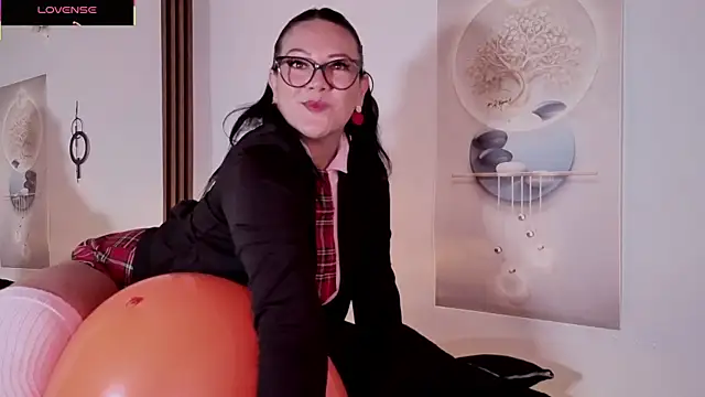 Snapshot of karla_valk1 chatting on 10.18.25 karla valk1 online show from 10.18.25