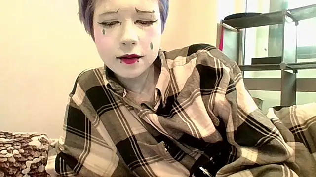 Snapshot of CarolineRichter chatting on 10.30.25 CarolineRichter online show from 10.30.25