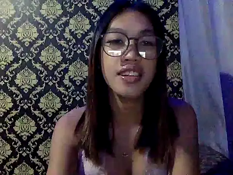 Snapshot of your_wifey chatting on 10.02.25 your wifey online show from 10.02.25