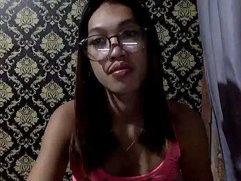 Snapshot of your_wifey chatting on 10.05.25 your wifey online show from 10.05.25
