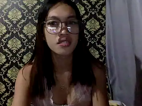Snapshot of your_wifey chatting on 10.08.25 your wifey online show from 10.08.25