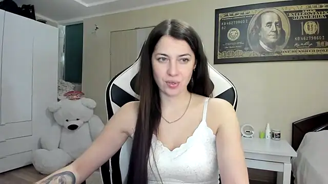 Snapshot of EmiLovsi chatting on 10.08.25 EmiLovsi online show from 10.08.25