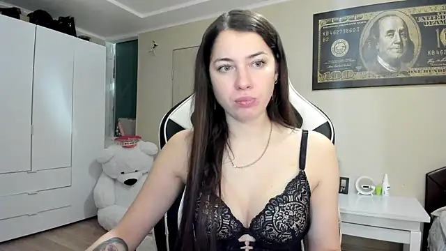 Snapshot of EmiLovsi chatting on 10.10.25 EmiLovsi online show from 10.10.25