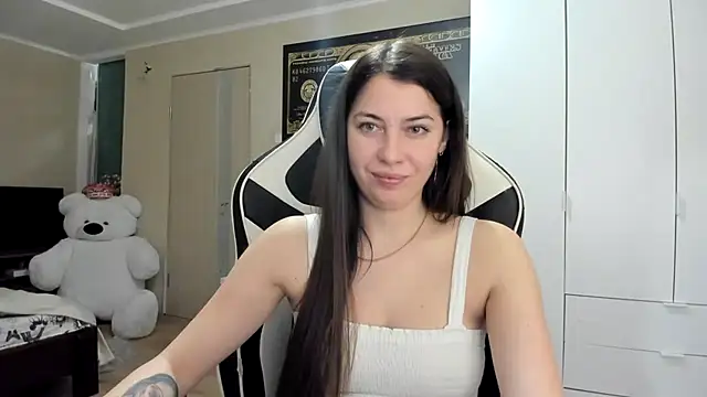 Snapshot of EmiLovsi chatting on 10.12.25 EmiLovsi online show from 10.12.25