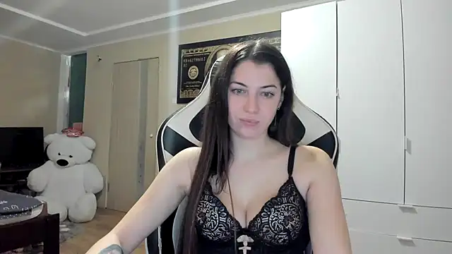 Snapshot of EmiLovsi chatting on 11.16.25 EmiLovsi online show from 11.16.25