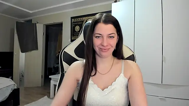 Snapshot of EmiLovsi chatting on 02.04.26 EmiLovsi online show from 02.04.26