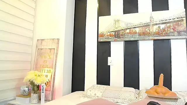 Snapshot of ParisRoux chatting on 10.25.25 ParisRoux online show from 10.25.25