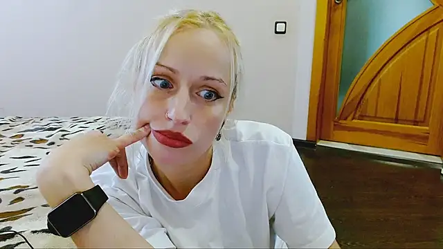 Snapshot of SatinQueen90 chatting on 09.10.25 SatinQueen90 online show from 09.10.25