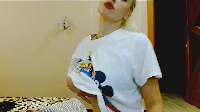 Snapshot of SatinQueen90 chatting on 09.17.25 SatinQueen90 online show from 09.17.25