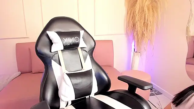 Snapshot of Lilily_lv chatting on 09.16.25 Lilily lv online show from 09.16.25