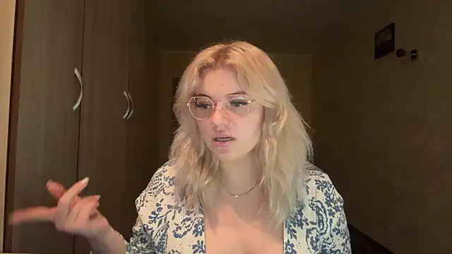 Snapshot of sunshinyflash chatting on 11.11.25 sunshinyflash online show from 11.11.25