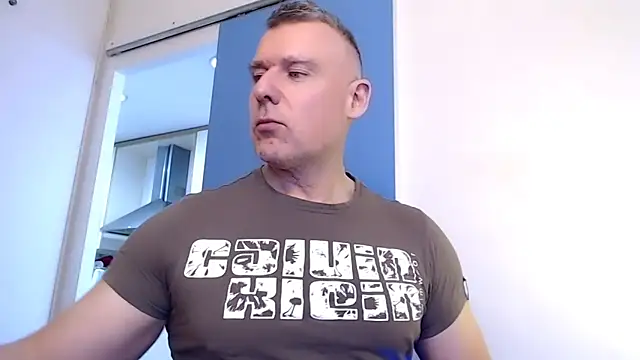 Snapshot of tomfoxcam chatting on 10.21.25 tomfoxcam online show from 10.21.25