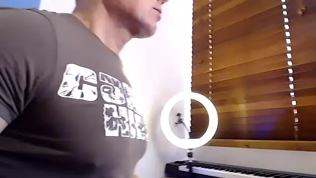 Snapshot of tomfoxcam chatting on 11.04.25 tomfoxcam online show from 11.04.25