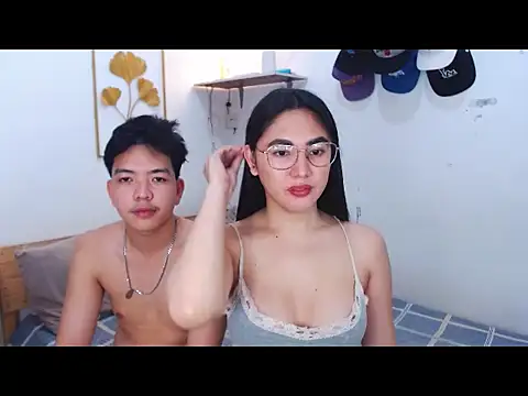 Snapshot of HornyCoupleCum chatting on 12.15.25 HornyCoupleCum online show from 12.15.25