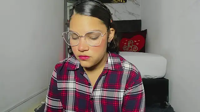 Snapshot of aly_n_sebas chatting on 10.04.25 aly n sebas online show from 10.04.25