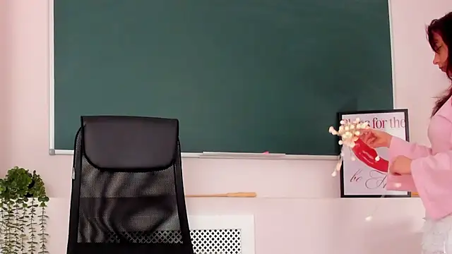 NoraHaynes online show from 04.16.26