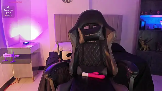 Snapshot of Scarlett21__ chatting on 12.19.25 Scarlett21 online show from 12.19.25