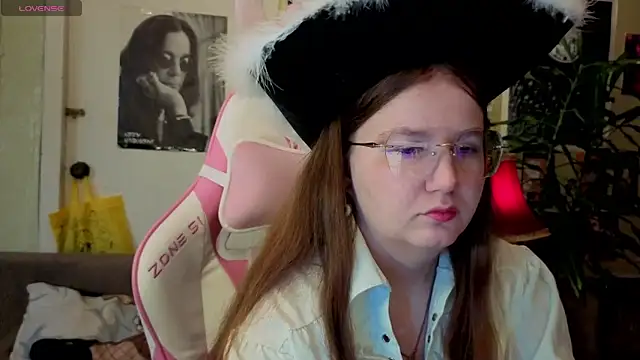 Snapshot of Sienna-Cow chatting on 10.08.25 Sienna-Cow online show from 10.08.25