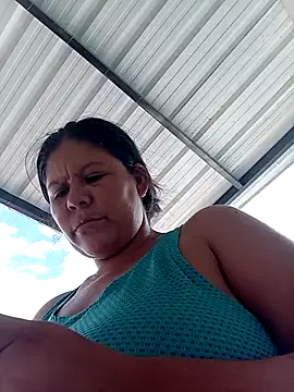 Snapshot of hotmom33 chatting on 09.10.25 hotmom33 online show from 09.10.25