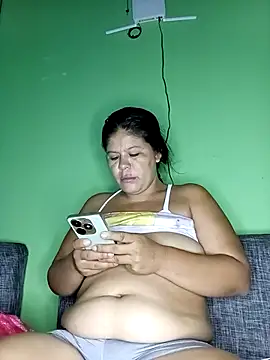 Snapshot of hotmom33 chatting on 09.15.25 hotmom33 online show from 09.15.25