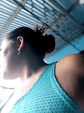 Snapshot of hotmom33 chatting on 09.28.25 hotmom33 online show from 09.28.25