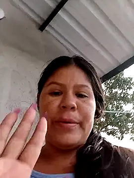 Snapshot of hotmom33 chatting on 09.30.25 hotmom33 online show from 09.30.25