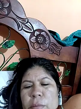 Snapshot of hotmom33 chatting on 10.15.25 hotmom33 online show from 10.15.25