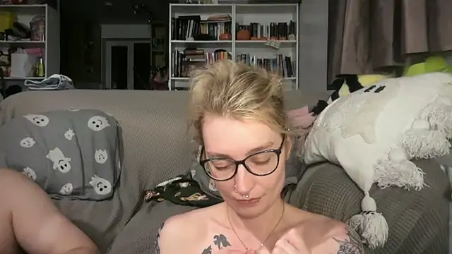 Snapshot of harleyblair chatting on 05.28.26 harleyblair online show from 05.28.26