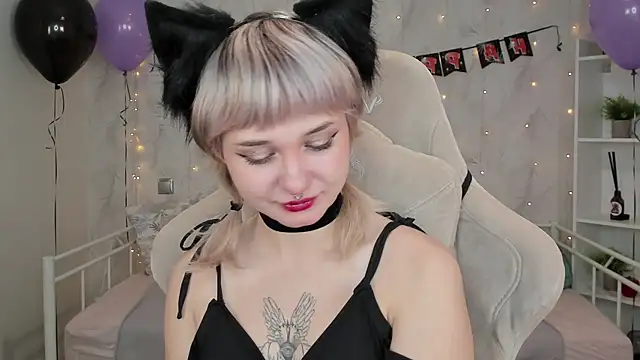 Snapshot of Tori_Cutie chatting on 10.23.25 Tori Cutie online show from 10.23.25