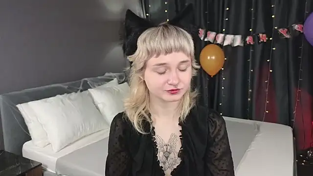 Snapshot of Tori_Cutie chatting on 10.30.25 Tori Cutie online show from 10.30.25