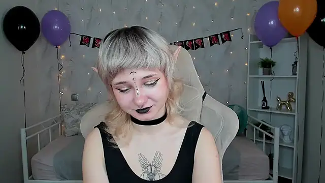 Snapshot of Tori_Cutie chatting on 11.01.25 Tori Cutie online show from 11.01.25