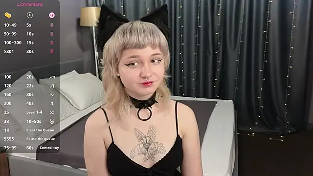 Snapshot of Tori_Cutie chatting on 11.19.25 Tori Cutie online show from 11.19.25