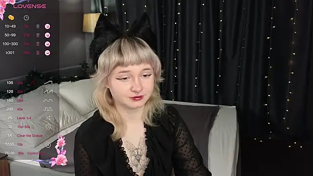 Snapshot of Tori_Cutie chatting on 11.28.25 Tori Cutie online show from 11.28.25