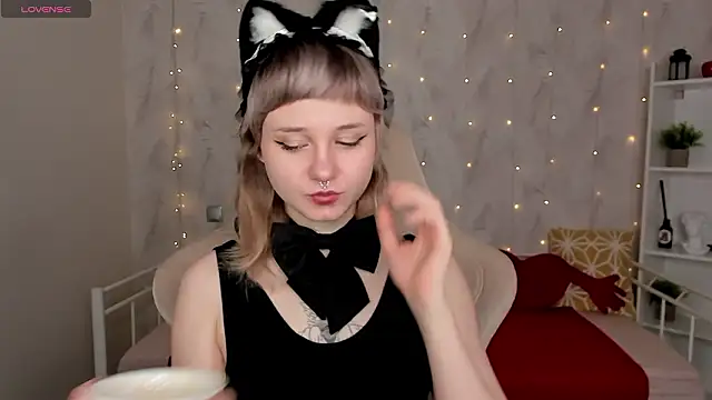 Snapshot of Tori_Cutie chatting on 02.06.26 Tori Cutie online show from 02.06.26