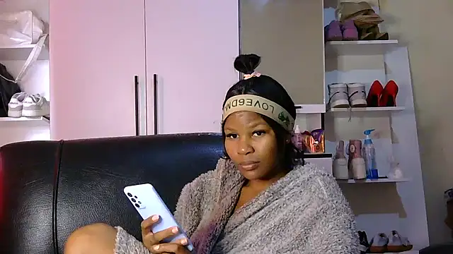 Seductive Yellow Titties online show from 09.20.25