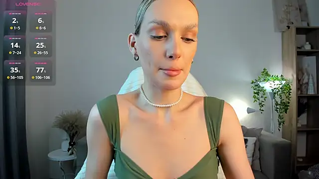 Ice Strawberry online show from 11.24.25