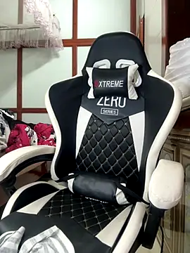 Hanh Luxii online show from 09.20.25