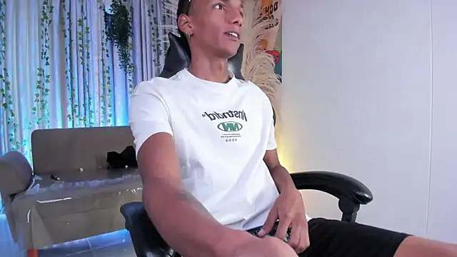 Snapshot of JulienSaint chatting on 05.15.26 JulienSaint online show from 05.15.26
