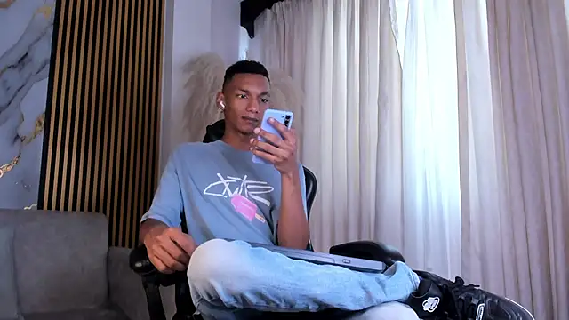 Snapshot of JulienSaint chatting on 05.28.26 JulienSaint online show from 05.28.26