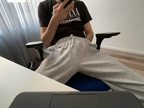 Snapshot of Frankieyyy1 chatting on 04.23.26 Frankieyyy1 online show from 04.23.26