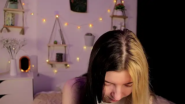 Snapshot of EmmieBlade chatting on 10.21.25 EmmieBlade online show from 10.21.25