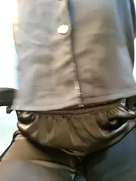 Snapshot of Bee_sweet chatting on 11.28.25 Bee sweet online show from 11.28.25