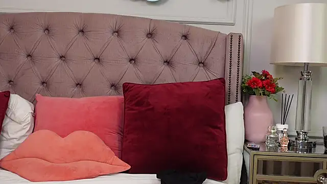 JenniferLovve online show from 12.14.25