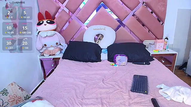 Snapshot of BrittanyBoa chatting on 12.21.25 BrittanyBoa online show from 12.21.25