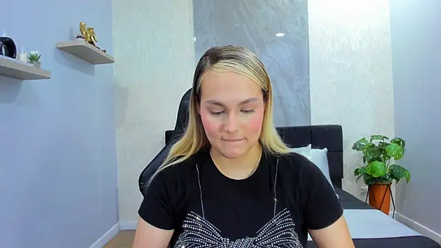 Snapshot of Emmaa_white_ chatting on 05.12.26 Emmaa white online show from 05.12.26