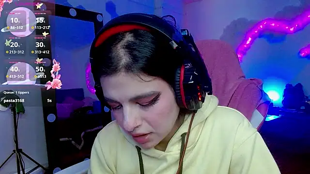 larah uwu online show from 10.21.25