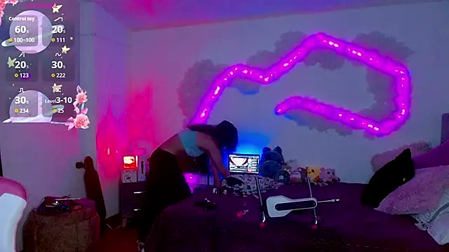 larah uwu online show from 10.22.25