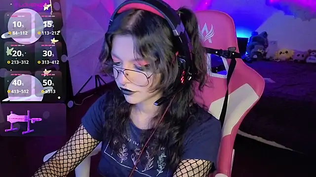 larah uwu online show from 11.12.25