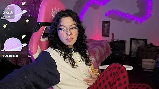 Snapshot of larah_uwu chatting on 04.28.26 larah uwu online show from 04.28.26